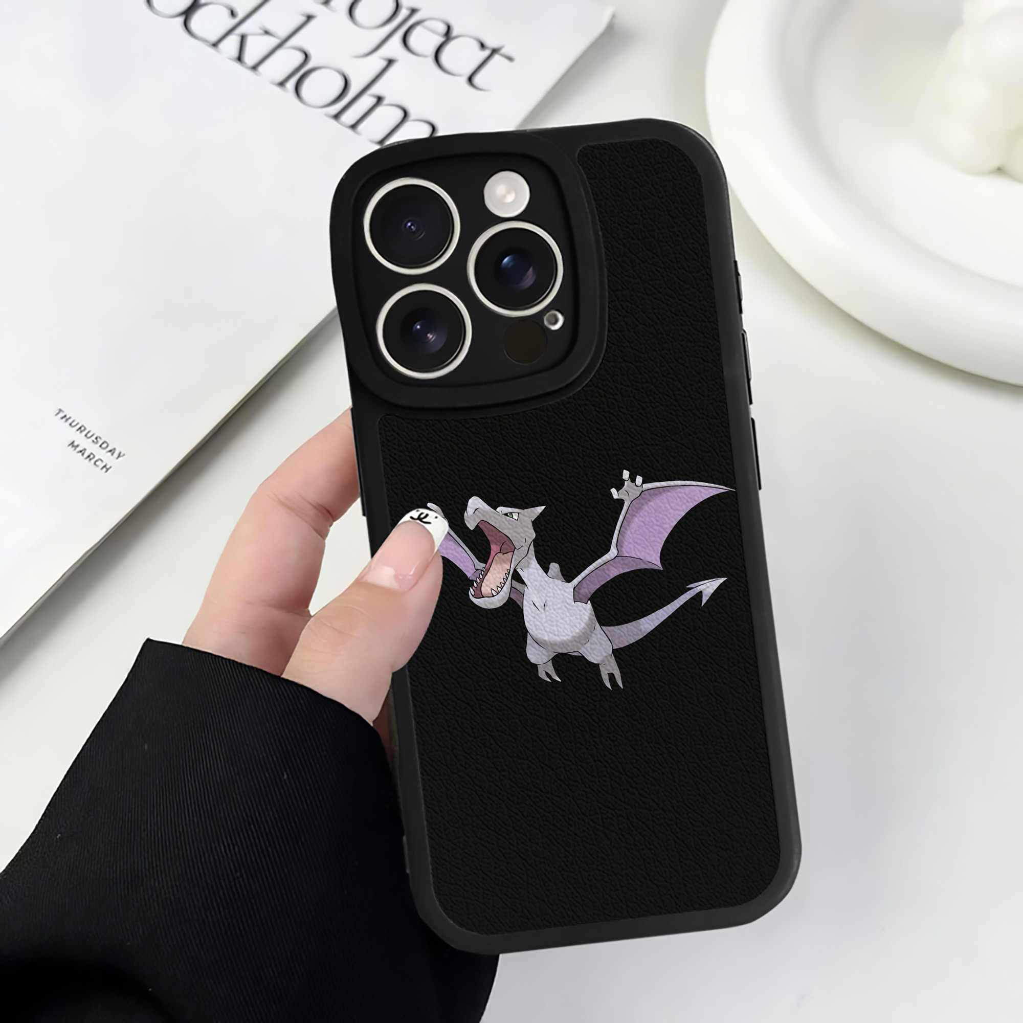 （画像用） ポケットモンスター Pokémon 【iPhone 16シリーズ対応】シリコンスマホケース（レザー調） 材質：シリコン